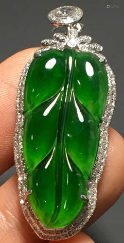 A GREEN JADEITE CARVED LEAF PATTERN PENDANT, A CLASS