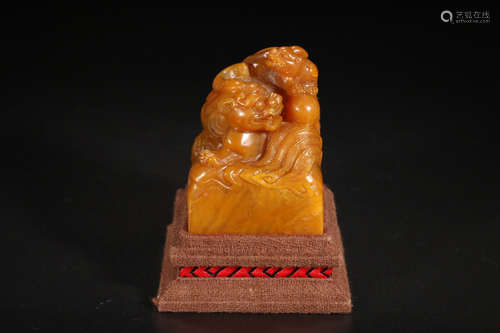 A TIANHUANG STONE CARVED BEAST SHAPED SEAL