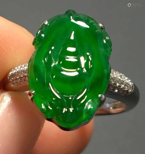 A GREEN JADEITE CARVED BEAST PATTERN RING, A CLASS