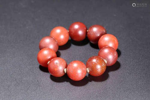 AN AGATE CARVED BEADS STRING BRACELET