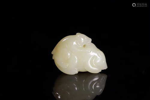 A HETIAN JADE CARVED MOUSE SHAPED PENDANT