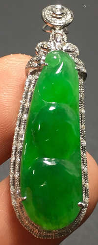 A GREEN JADEITE CARVED BEAN PATTERN PENDANT, A CLASS