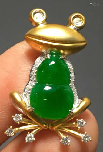 A GREEN JADEITE CARVED FROG PATTERN PENDANT, A CLASS