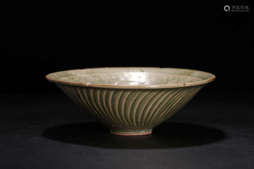 A LONGQUAN YAO GREEN GLAZE FLORAL PATTERN PLATE