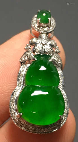 A GREEN JADEITE CARVED GOURD SHAPED PENDANT, A CLASS