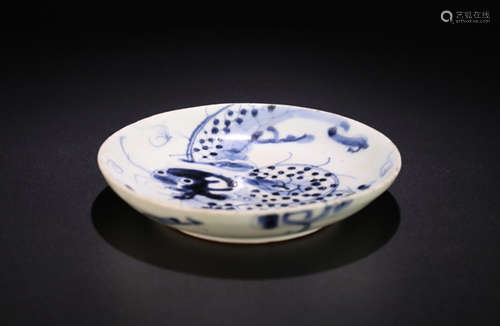 A WHITE AND BLUE GLAZE DRAGON PATTERN PLATE