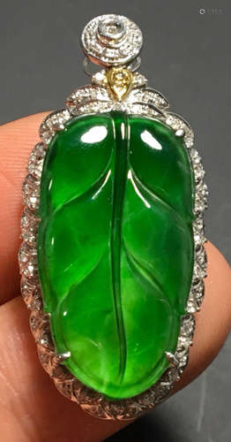 A GREEN JADEITE CARVED LEAF PATTERN PENDANT, A CLASS