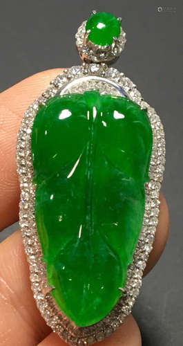 A GREEN JADEITE CARVED LEAF PATTERN PENDANT, A CLASS