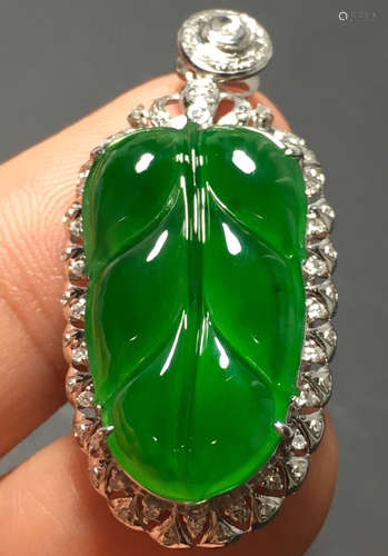 A GREEN JADEITE CARVED LEAF PATTERN PENDANT, A CLASS