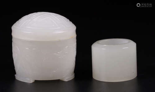 A HETIAN WHITE JADE CARVED FINGER RING WITH BOX