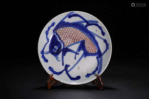 A WHITE&BLUE GLAZE FISH PATTERN PLATE