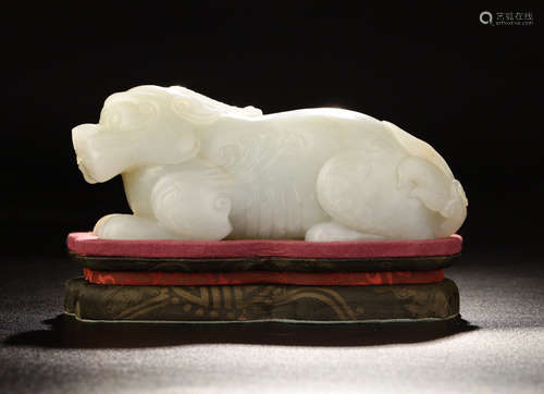 A HETIAN WHITE JADE CARVED BEAST SHAPED PENDANT