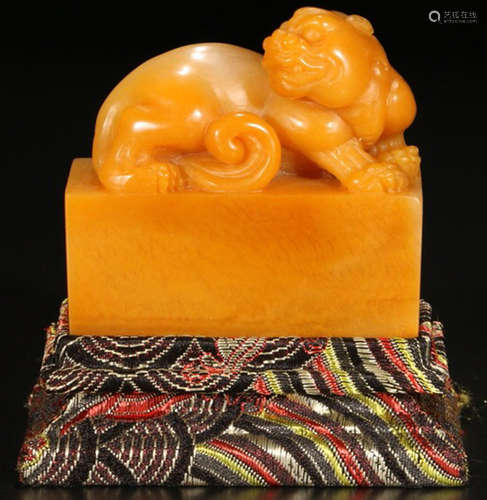 A TIANHUANG STONE CARVED BEAST SHAPED SEAL