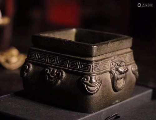 A BRONZE CASTED CLOUD PATTERN SQUARE CENSER