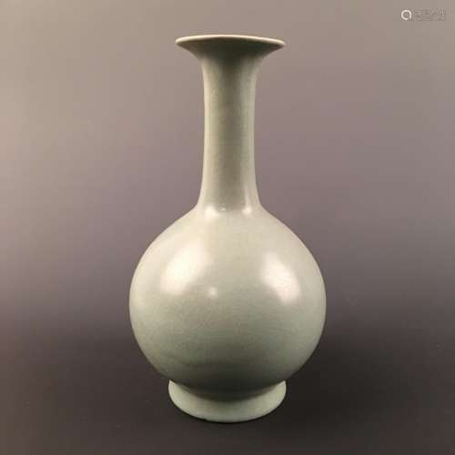 Chinese Longquan Kiln Bottle Vase, Daguanyuan
