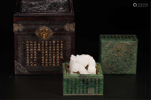 CHINESE WHITE JADE DRAGON IMPERIAL SEAL IN SPINACH JADE CASE