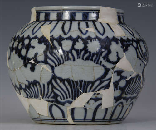 CHINESE PORCELAIN BLUE AND WHITE LOTUS JAR