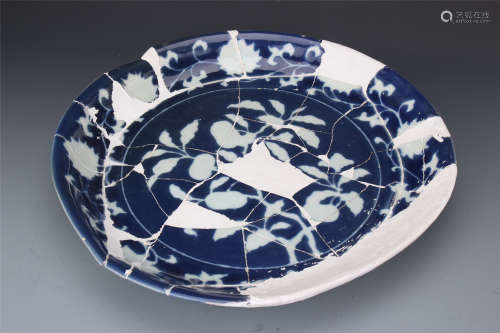 CHINESE PORCELAIN BLLUE GROUND WHITE FLOWER CHARGER