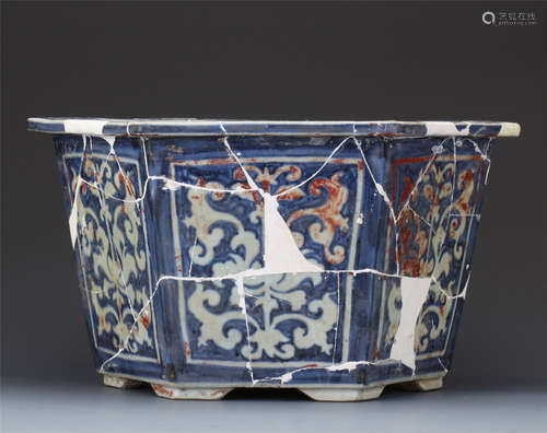 CHINESE PORCELAIN BLUE AND WHITE FLOWER BASIN