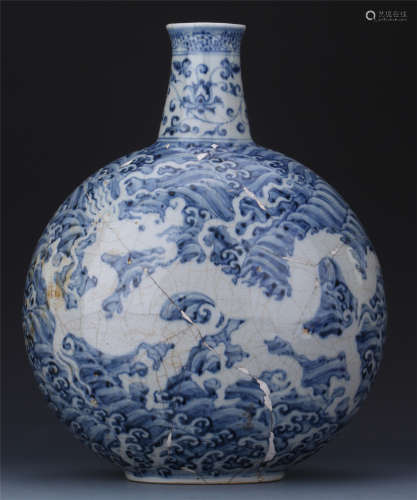 CHINESE PORCELAIN BLUE AND WHITE DRAGON MOONFLASK VASE