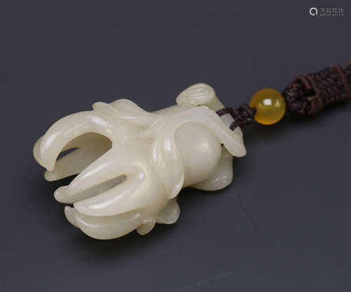 CHINESE WHITE JADE BUDDHA HAND PENDANT