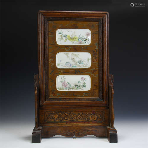 CHINESE PORCELAIN FAMILLE ROSE PLAQUE HARDWOOD TABLE SCREEN