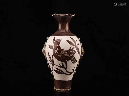 AN OLD FLORAL AND BIRD PATTERN CIZHOU KILN BROWN GLAZE BOTTLE