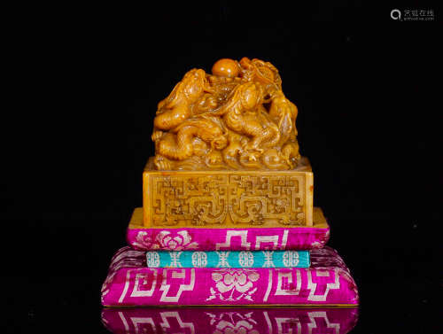 A DRAGON DESIGN FIELD YELLOW STONE IMPERIAL SEAL