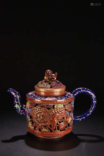 18-19TH CENTURY, A LION DESIGN ENAMEL PURPLE CLAY TEAPOT, LATE QING DYNASTY