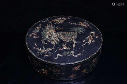 17-19TH CENTURY, A KYLIN PATTERN LACQUERWARE BOX, QING DYNASTY