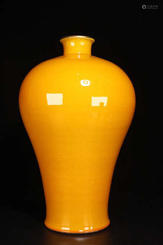 17-19TH CENTURY, A YELLOW GLAZE PLUM VASE, QING DYNASTY