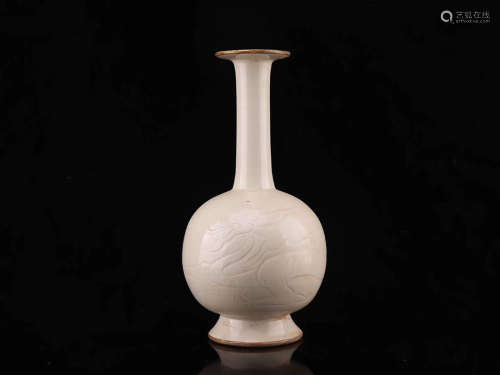9-11TH CENTURY, AN OLD FLORAL PATTERN DING PORCELAIN LONG NECK VASE, NORTHERN SONG DYNASTY