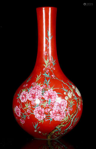 A FLORAL PATTERN RED GLAZE LONG NECK VASE