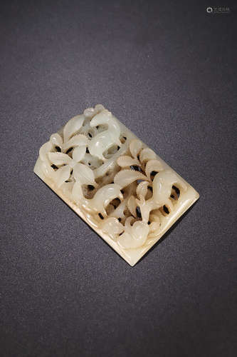 A SHEEP PATTERN HETIAN JADE PENDANT