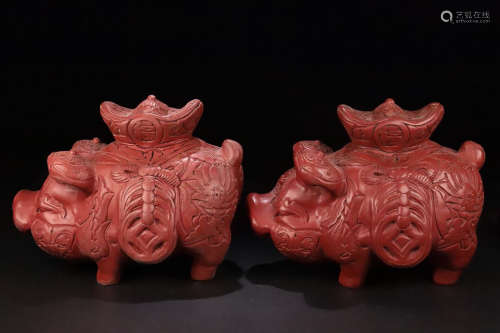 18-19TH CENTURY, A PAIR OF PIG DESIGN LACQUERWARE ORNAMENT, LATE QING DYNASTY
