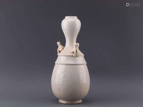 A TRIPLE EAR DESIGN DING KILN GARLIC SHAPED VASE