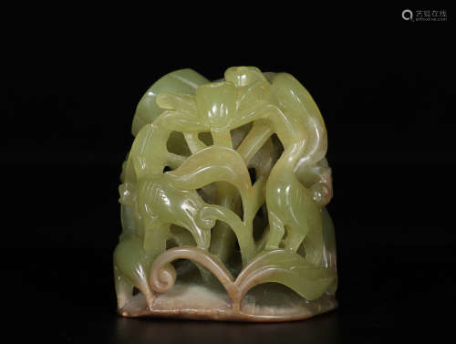 AN OLD FLORAL AND BIRD PATTERN HETIAN JADE ORNAMENT