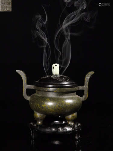 17-19TH CENTURY, A BOUBLE EAR TROPLE FOOT BRONZE NICENSE BURNER, QING DYNASTY