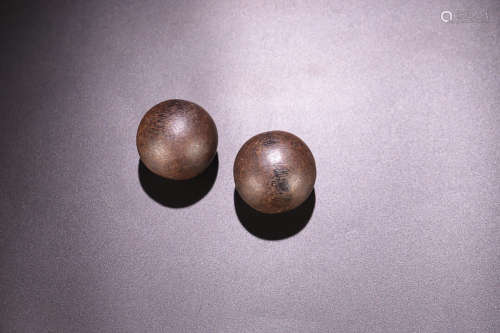 18-19TH CENTURY,  A PAIR OF AGILAWOOD BALLS, LATE QING DYNASTY