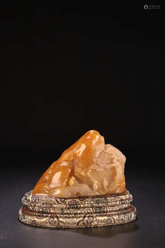 18-19TH CENTURY, A MOUNTAIN DESIGN SHOUSHAN FIELD YELLOW STONE ORNAMENT, LATE QING DYNASTY