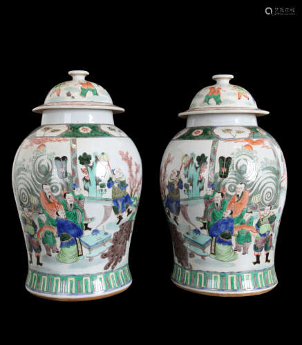 A PAIR OF THREE-GLAZED VASES WITH COVER IN CHARACTERS DESIGN