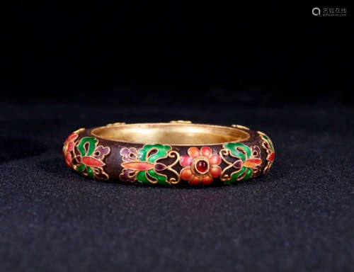A CHENXIANG WOOD BANGLE EMBEDED FLORAL PATTERN