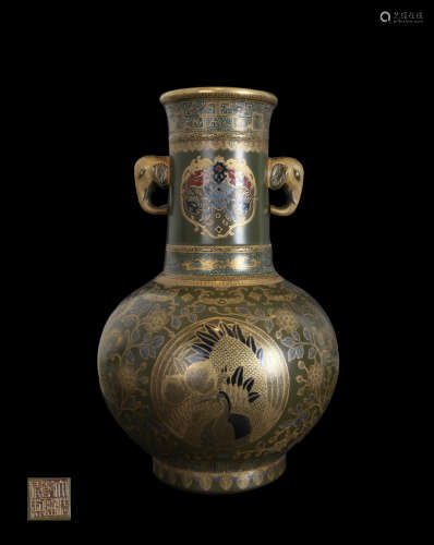 A LACQUER VASE WITH GOLD-PAINTED DESIGN
