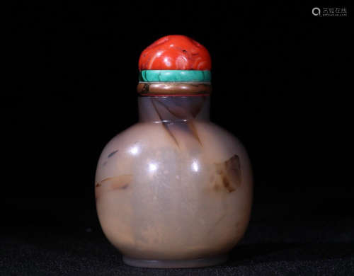AN AGATE SNUFF BOTTLE WITH RED CORAL COVER