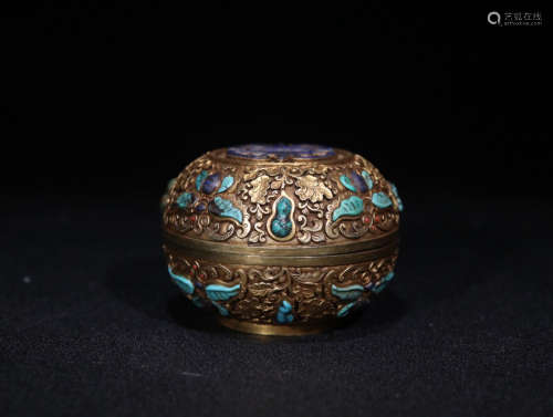 A GILT BRONZE BOX EMBEDED GEM WITH MARK