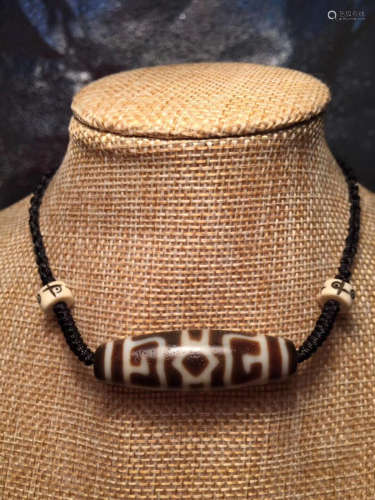 A DZI PENDANT MADE NECKLACE