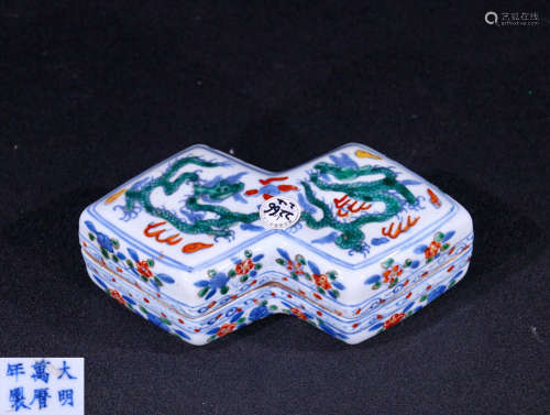 A WHITE GLAZED FAMILLE ROSE PORCELAIN BOX WITH DRAGON PATTERN