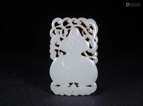 A HETIAN JADE PENDANT WITH GOURD PATTERN