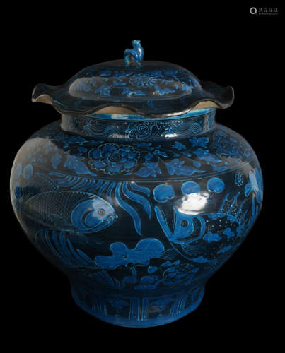A BLUE GLAZE VASE WITH COVER IN FISHES & LOTUS DESIGN