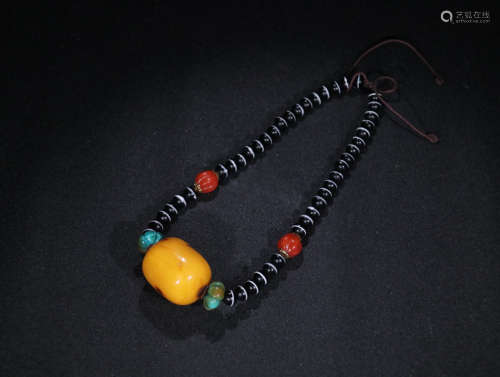 AN AMBER NECKLACE